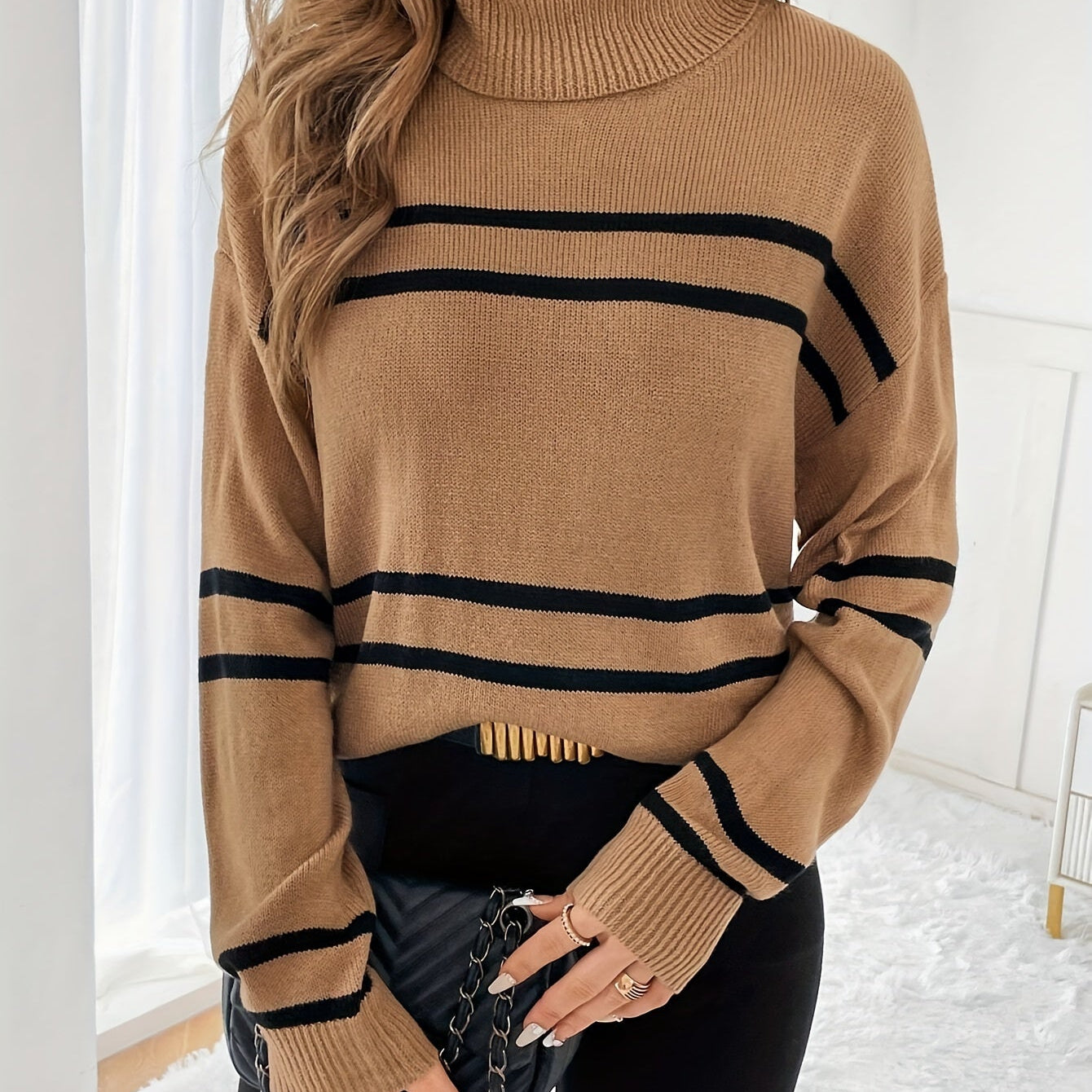 Thea – Sweter z Wysokim Kołnierzem w Paski