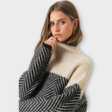 Maeve - Miękki Sweter z Wysokim Kołnierzem