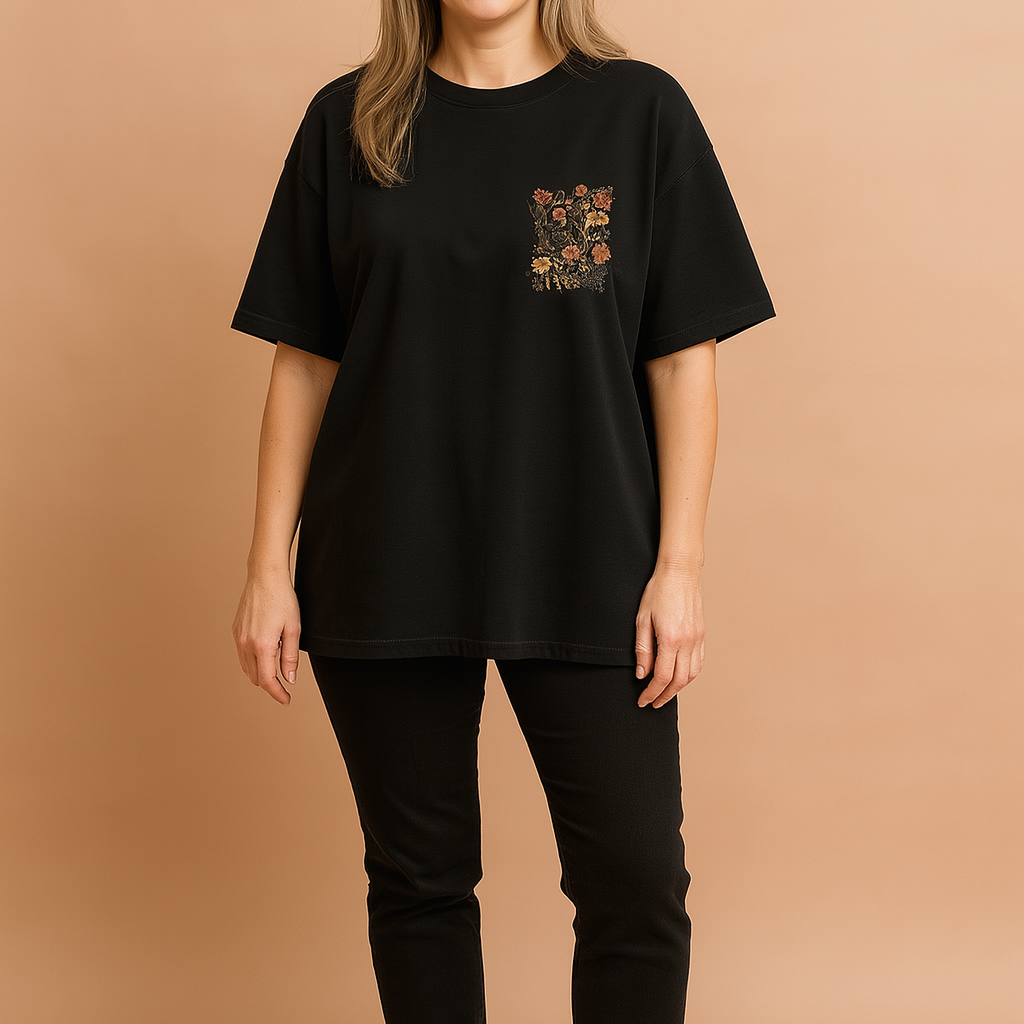 Oliwia | T-shirt z kwiatową kieszonką