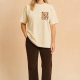 Oliwia | T-shirt z kwiatową kieszonką